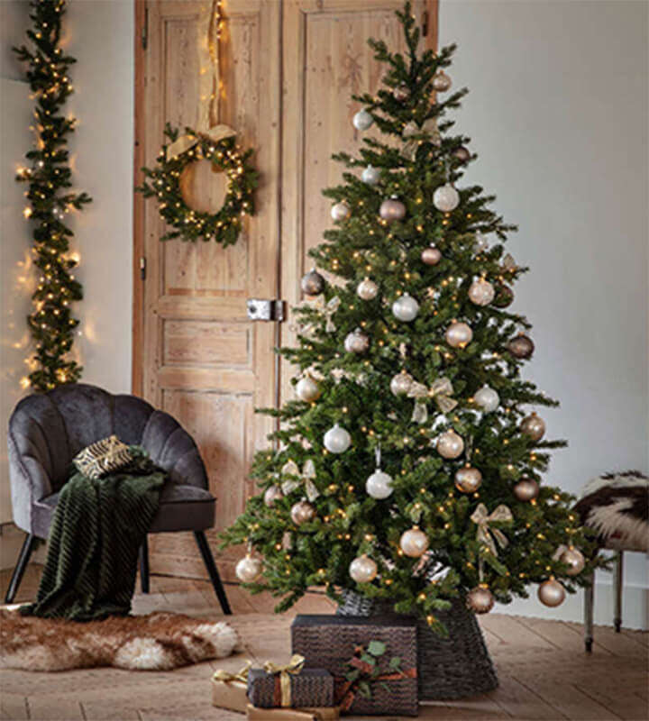 kuenstliche weihnachtsbaeume kraenze und girlanden 360x400